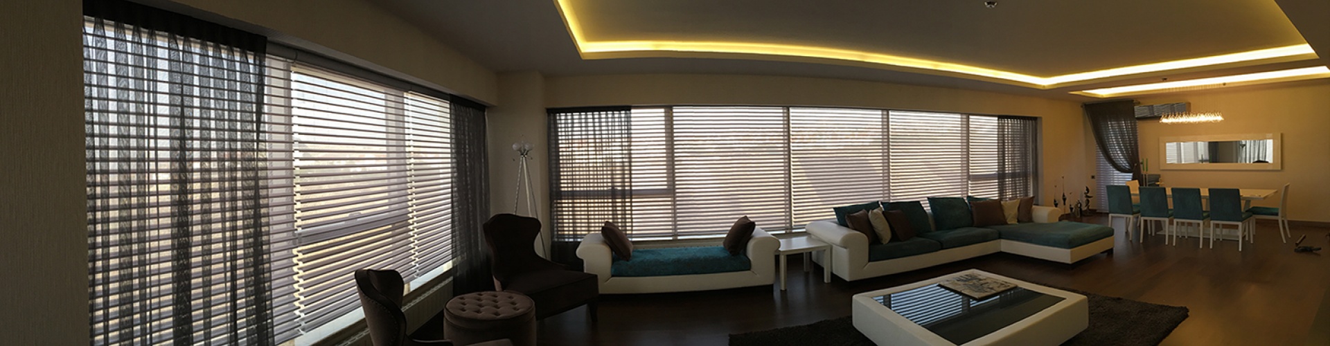 İncek & Çayyolu Luxury Villa Living Room (Ankara) — Architectural Combination of 50mm Wood-Grain Venetian Blinds & Sheer Silhouette Shades on Corner Glass