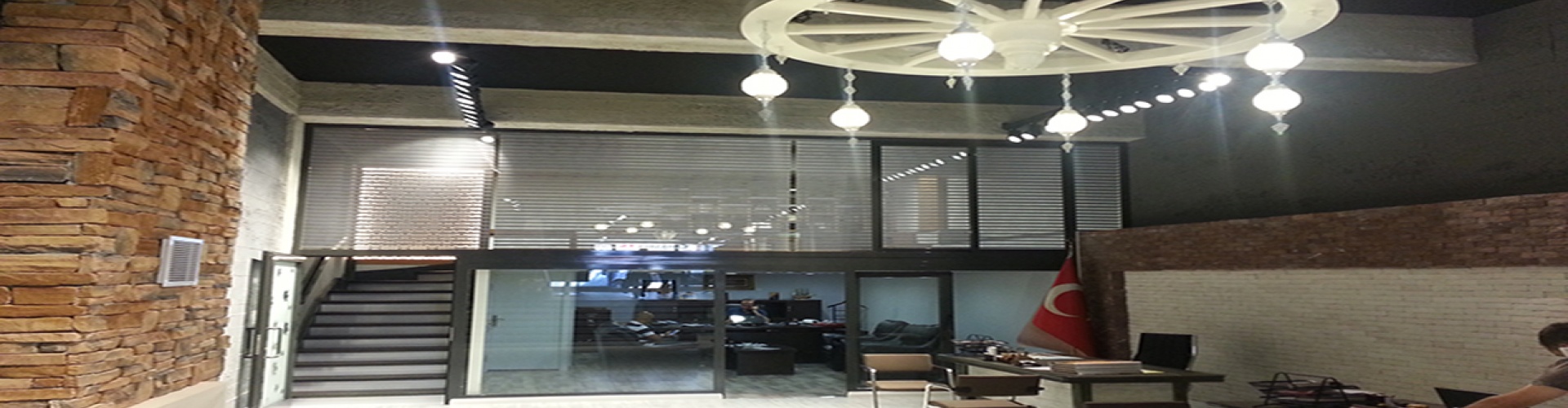 Siteler & Aydınlıkevler Corporate Showroom & Office (Ankara) — Mezzanine Glass Partitions Fitted with 25mm/50mm Gray Aluminum & Wood Venetian Blinds