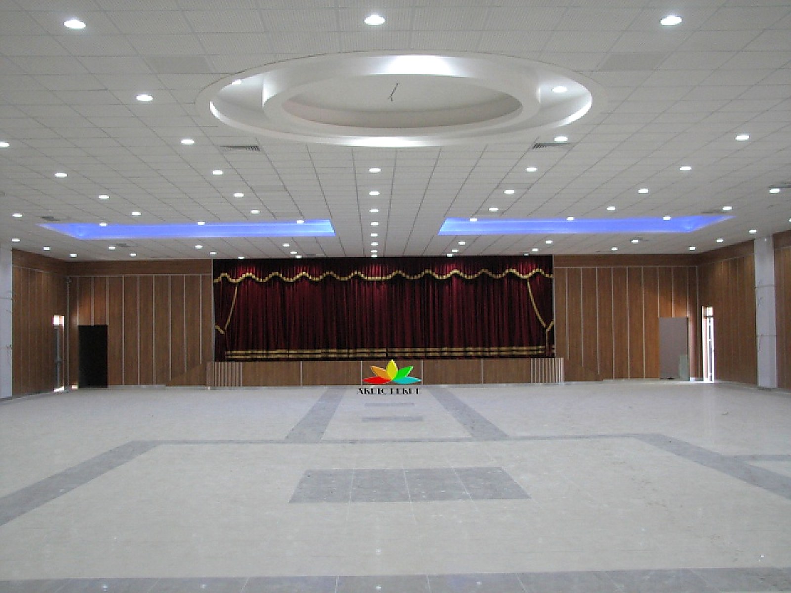 Filyos Municipality Cultural & Conference Center — DIN 4102 B1 Flame-Retardant 450 g/m² Acoustic Burgundy Velvet Motorized Stage & Projection Curtain System (Stage View 30)