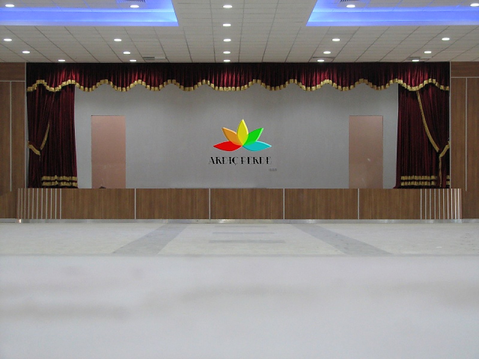 Filyos Municipality Cultural & Conference Center — DIN 4102 B1 Flame-Retardant 450 g/m² Acoustic Burgundy Velvet Motorized Stage & Projection Curtain System (Stage View 318)