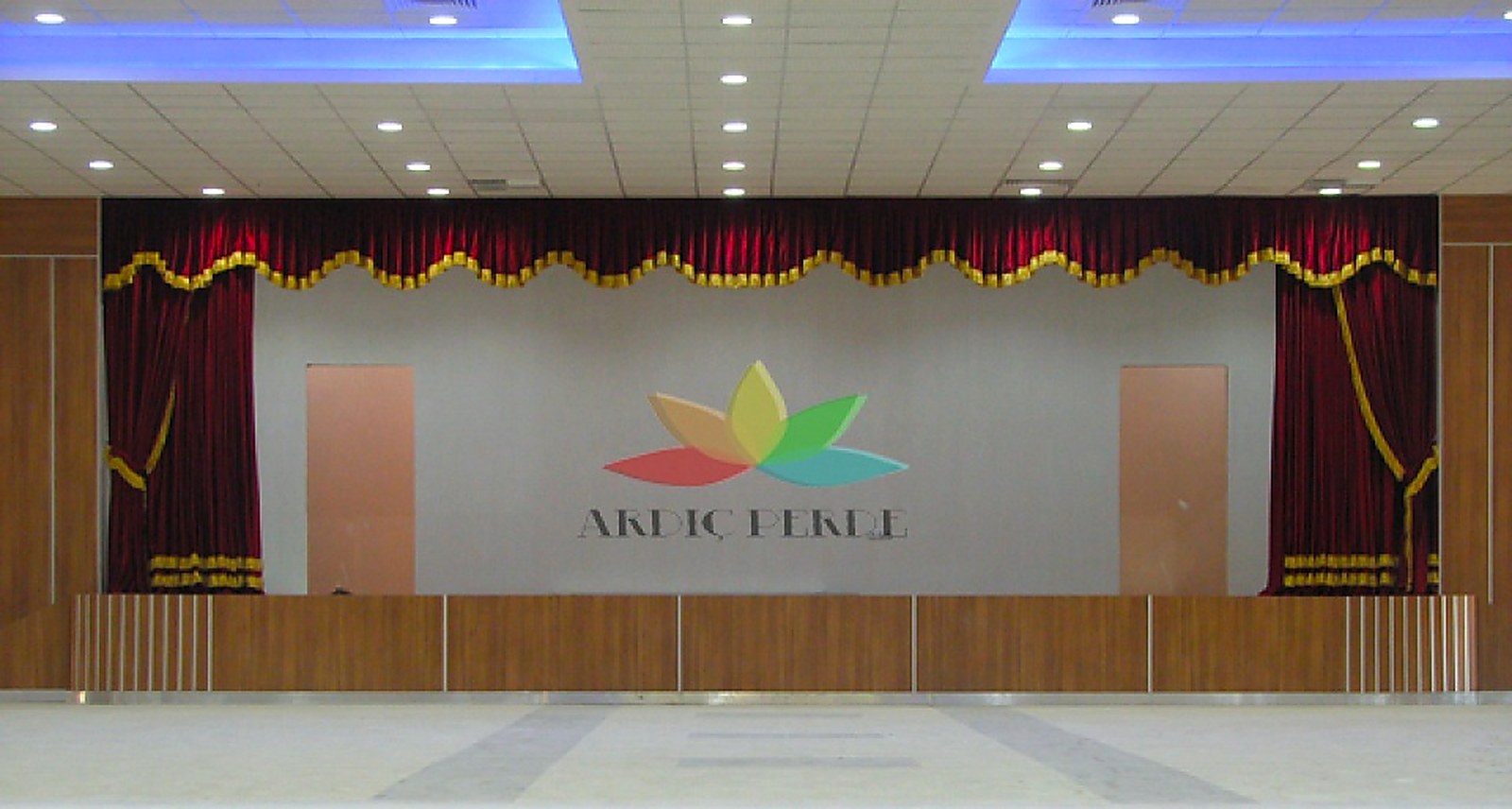 Filyos Municipality Cultural & Conference Center — DIN 4102 B1 Flame-Retardant 450 g/m² Acoustic Burgundy Velvet Motorized Stage & Projection Curtain System (Stage View 319)