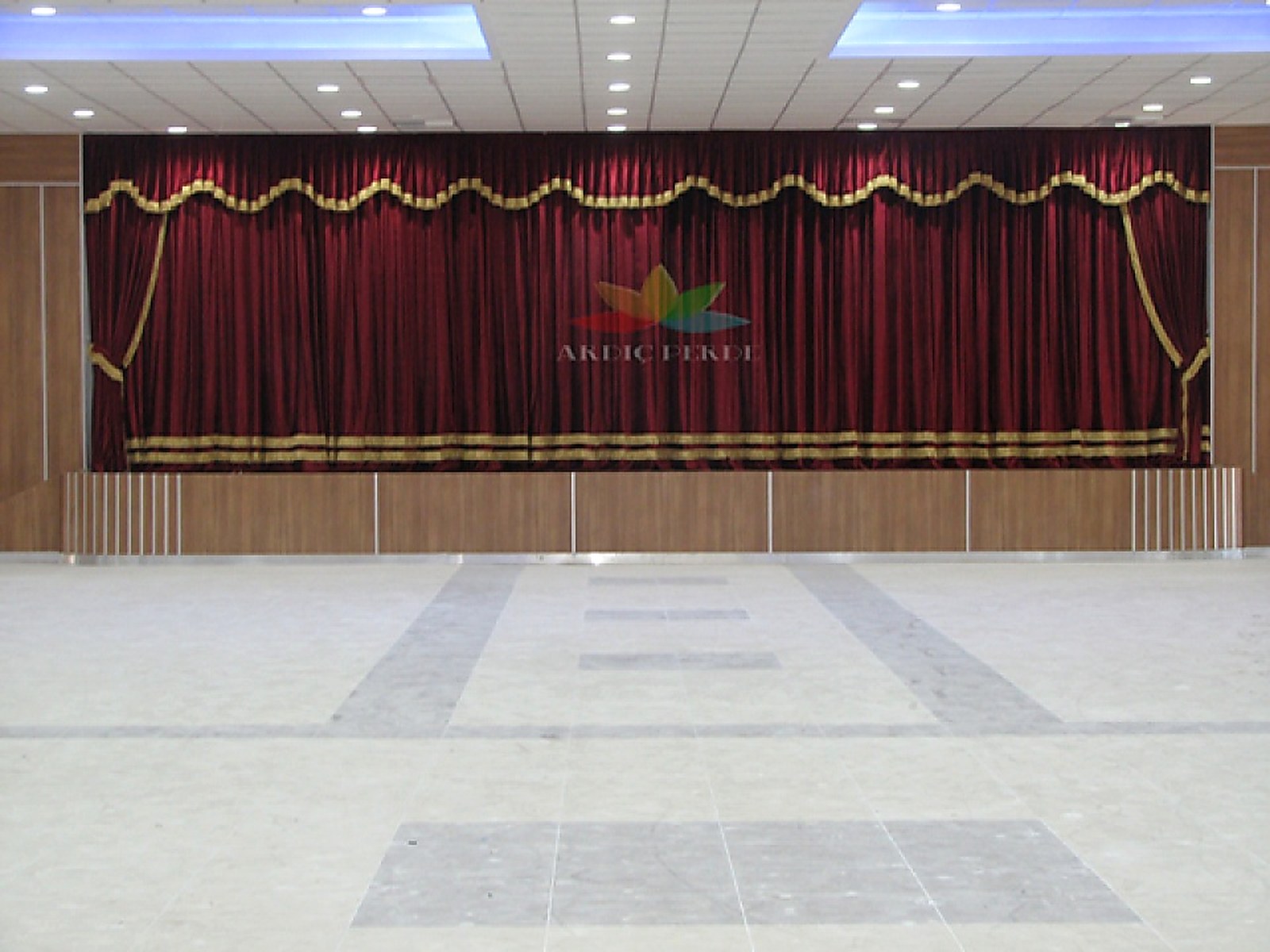 Filyos Municipality Cultural & Conference Center — DIN 4102 B1 Flame-Retardant 450 g/m² Acoustic Burgundy Velvet Motorized Stage & Projection Curtain System (Stage View 320)