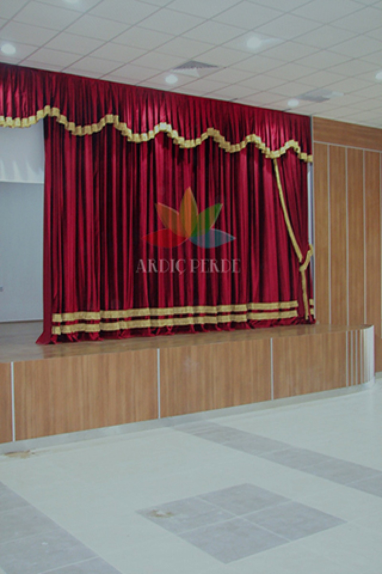 Filyos Municipality Cultural & Conference Center — DIN 4102 B1 Flame-Retardant 450 g/m² Acoustic Burgundy Velvet Motorized Stage & Projection Curtain System (Stage View 321)