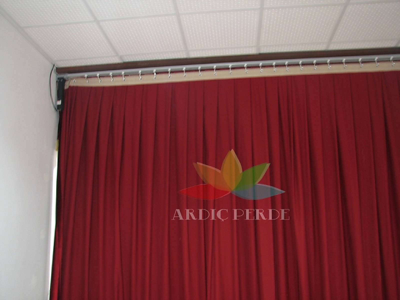 Filyos Municipality Cultural & Conference Center — DIN 4102 B1 Flame-Retardant 450 g/m² Acoustic Burgundy Velvet Motorized Stage & Projection Curtain System (Stage View 324)